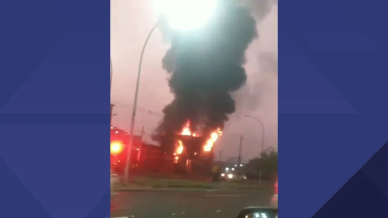 Borracharia desaba após pegar fogo proóximo à Uerj, na Zona Norte do Rio