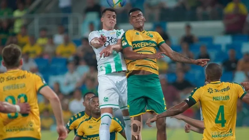 Árbitro explica anulação do gol do Cuiabá em áudio do VAR: "Não tem como esperar"