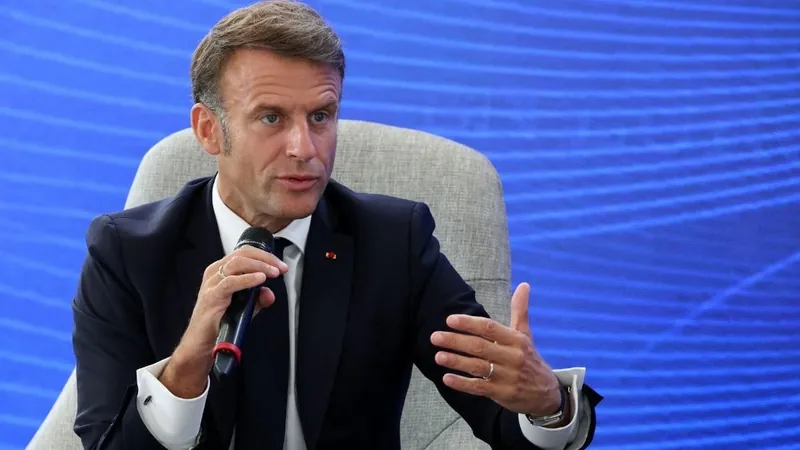 Emmanuel Macron rejeita renunciar após governo francês ser derrubado