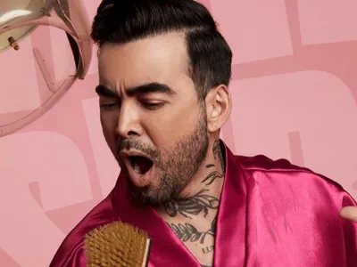 Ator diz que precisou superar homofobia para estrelar Hairspray: "Minha voz é afeminada"