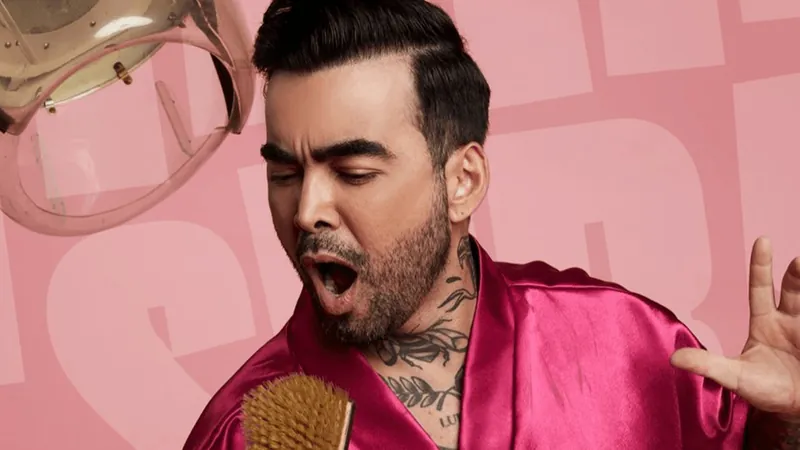 Ator diz que precisou superar homofobia para estrelar Hairspray: "Minha voz é afeminada"