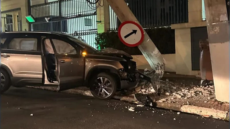 Motorista derruba poste no Chácara da Primavera, em Campinas, e foge do local