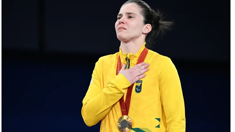 Alana Maldonado é bicampeã paralímpica no judô nas Paralimpíada de Paris