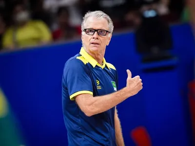 Bernardinho afirma que seleção masculina de vôlei está em um nível abaixo de alguns adversários