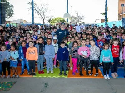 Felipe Massa visita escola afetada por chuvas no Rio Grande do Sul