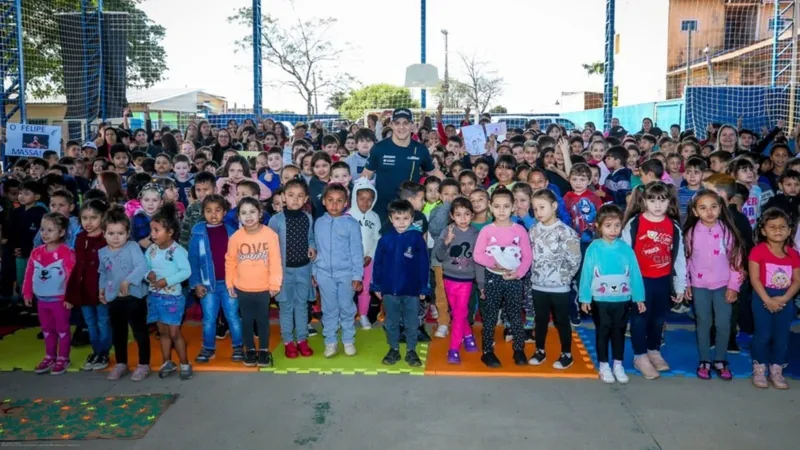 Felipe Massa visita escola afetada por chuvas no Rio Grande do Sul