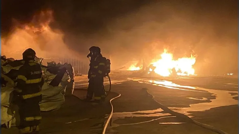 Galpão pega fogo em Louveira; ninguém ficou ferido