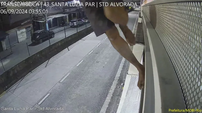 Homem é preso após tentar furtar cabos na estação do BRT de Santa Luzia, em Ramos