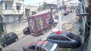 Caminhão desgovernado desce a Rua Jansen de Melo, em São Cristóvão, na Zona Norte do Rio