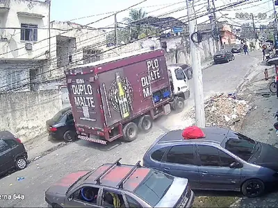 Caminhão desgovernado desce a Rua Jansen de Melo, em São Cristóvão, na Zona Norte do Rio