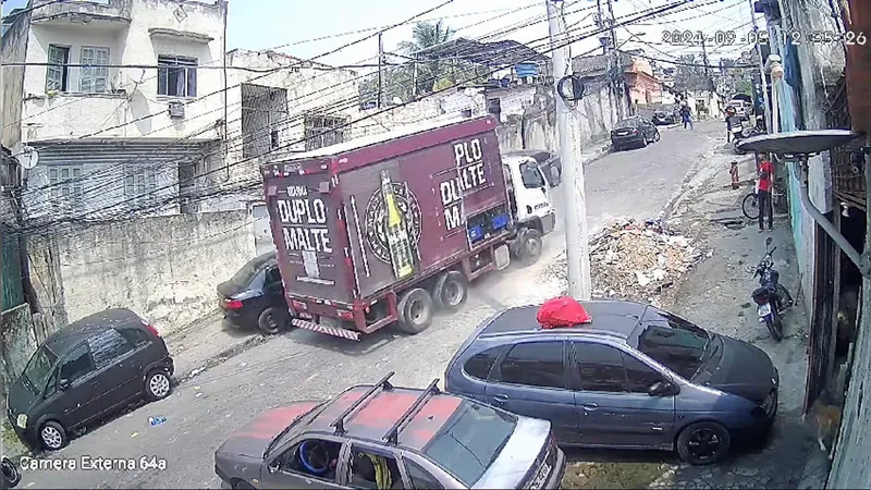 Caminhão desgovernado desce a Rua Jansen de Melo, em São Cristóvão, na Zona Norte do Rio