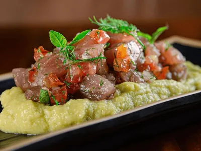 Chef Fogaça ensina a fazer tartar de atum com abacate, receita refrescante e muito fácil