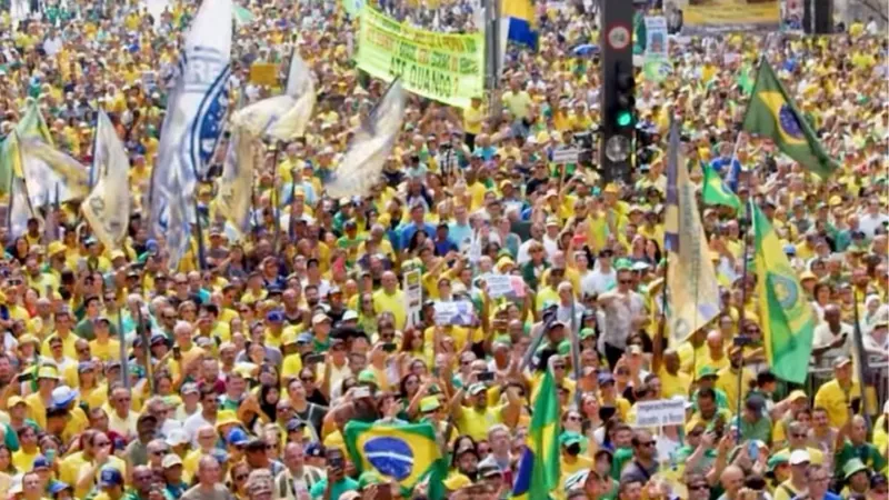 Em ato na Avenida Paulista, Bolsonaro chama Moraes de ditador e diz que ele faz mal ao Brasil