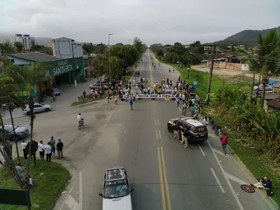 Moradores do Estufa 2, em Ubatuba, bloqueiam Rio-Santos contra mudanças em acessos do bairro