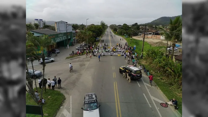 Moradores do Estufa 2, em Ubatuba, bloqueiam Rio-Santos contra mudanças em acessos do bairro