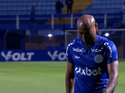 Vagner Love discute com torcedores e deixa o campo chorando após derrota do Avaí