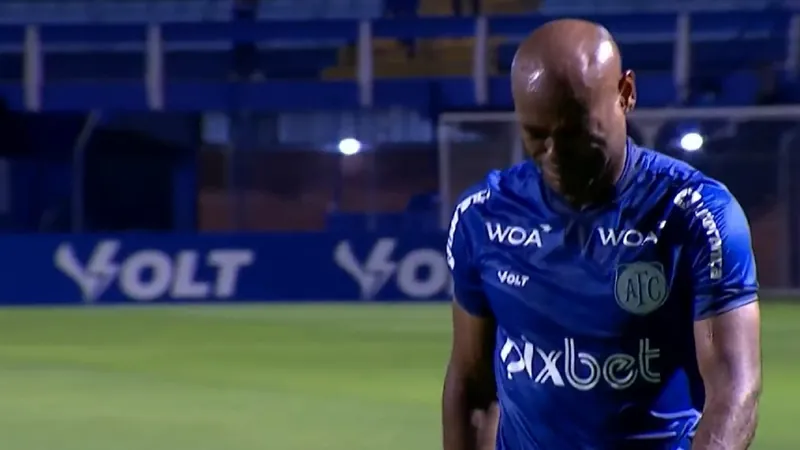 Vagner Love discute com torcedores e deixa o campo chorando após derrota do Avaí