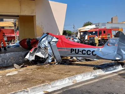 Avião de pequeno porte cai em rodovia e deixa dois feridos em Teresina