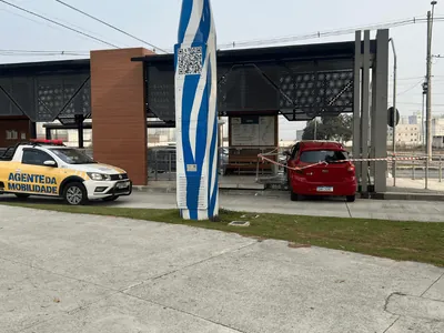 Motorista perde o controle do carro e acerta ponto de ônibus da Linha Verde, em SJC