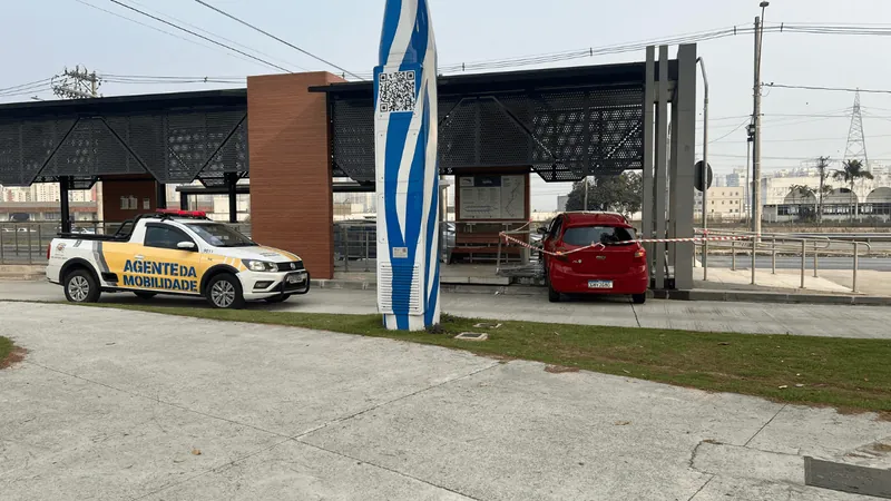 Motorista perde o controle do carro e acerta ponto de ônibus da Linha Verde, em SJC