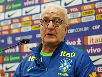 Dorival admite surpresa com possibilidade de Neymar adiar retorno: "Vamos confirmar"