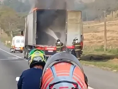 Caminhão pega fogo e tem carga saqueada na Via Dutra, em Aparecida