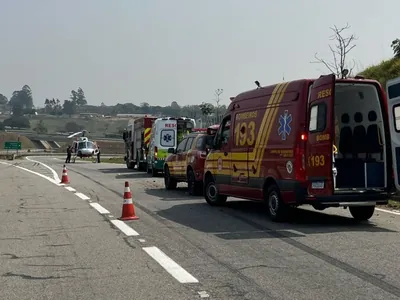 Criança é socorrida pelo Águia da PM após acidente na Rodovia dos Tamoios em SJCampos