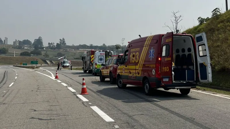 Criança é socorrida pelo Águia da PM após acidente na Rodovia dos Tamoios em SJCampos