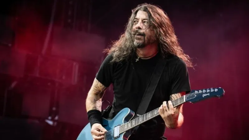 Dave Grohl confessa nascimento de filha fora do casamento e afirma: “Amo minha mulher”