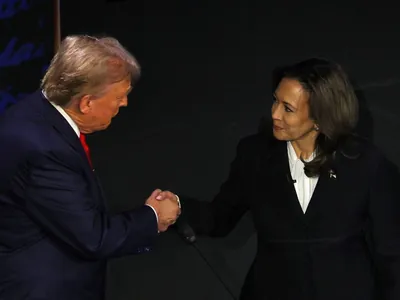 Kamala Harris cumprimenta Donald Trump na abertura do debate nos EUA