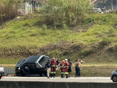 Engavetamento interdita faixa da Rodovia Presidente Dutra em São José dos Campos