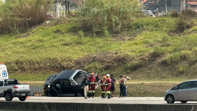 Engavetamento interdita faixa da Rodovia Presidente Dutra em São José dos Campos