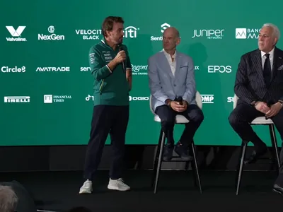 Mensagem de texto e encontro em evento: Alonso revela tática para levar Newey à Aston Martin