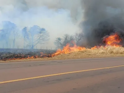 Focos de incêndio interditam trecho de rodovia em Andradina