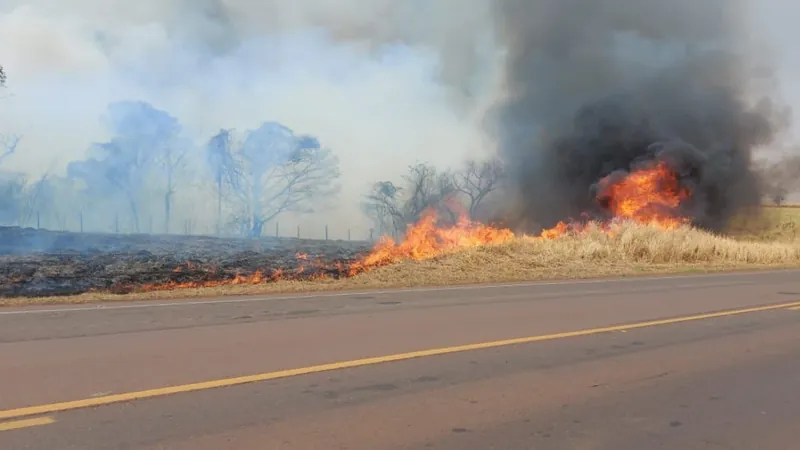 Focos de incêndio interditam trecho de rodovia em Andradina