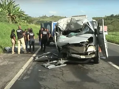 Acidente envolvendo van que transportava pacientes deixa três mortos na Bahia