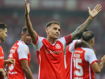 Inter vence o Fortaleza em partida atrasada e mantém Botafogo na ponta do Brasileiro