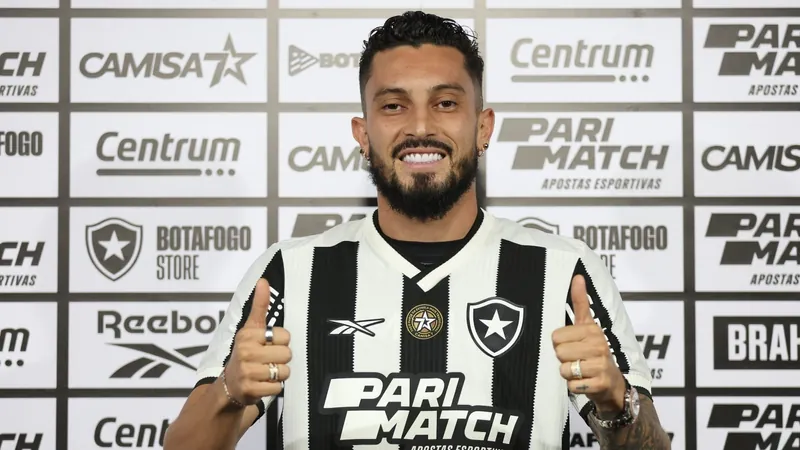 Alex Telles é inscrito no BID e já pode estrear pelo Botafogo