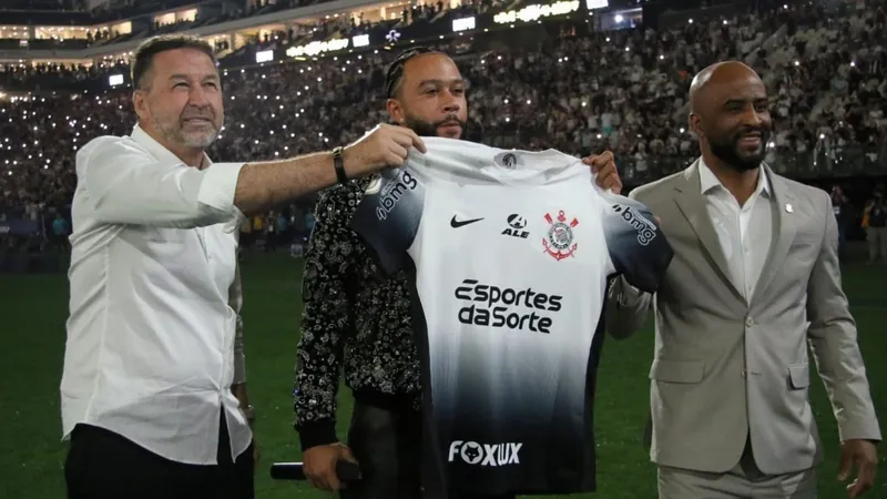 Memphis Depay é apresentado pelo Corinthians na Arena e tem número divulgado