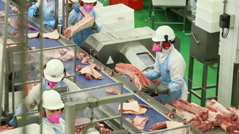 Frigoríficos paralisam vendas de carnes para lojas do Grupo Carrefour no Brasil