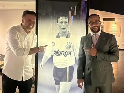 Depay posa ao lado de imagem de Neto, que agradece: "Valeu pela moral"