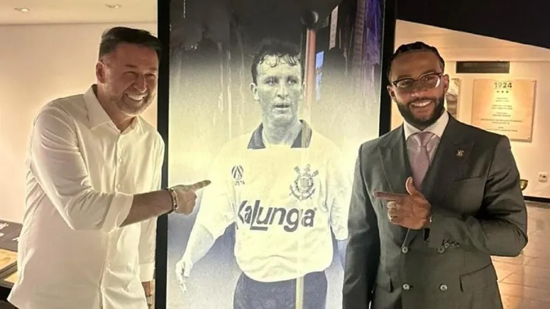 Depay posa ao lado de imagem de Neto, que agradece: "Valeu pela moral"