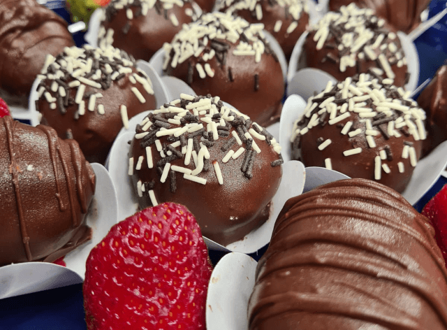 Brigadeiro com morango | Band Receitas