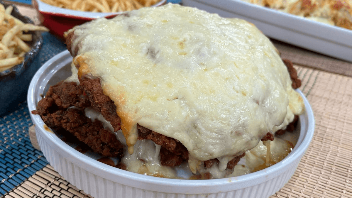 Parmegiana de frango ao molho branco cremoso | Band Receitas