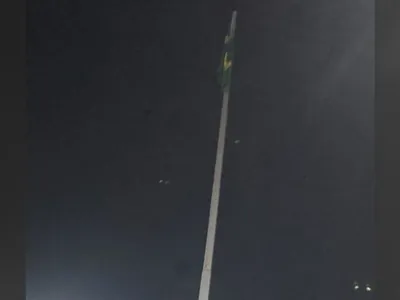 Bandeira do Brasil volta a tremular no topo da Praça da Bandeira