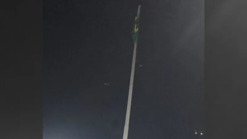 Bandeira do Brasil volta a tremular no topo da Praça da Bandeira