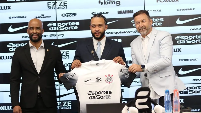 Corinthians erra tempo de contrato de Memphis Depay e divulga nova duração; veja até quando vai