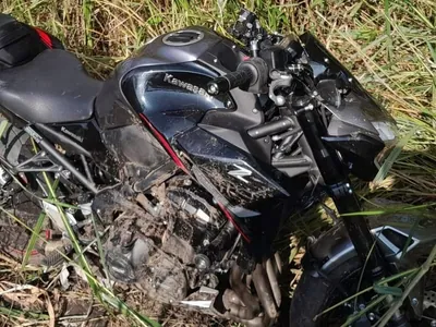 Vídeo: trio rende motociclista e rouba moto avaliada em R$ 60 mil