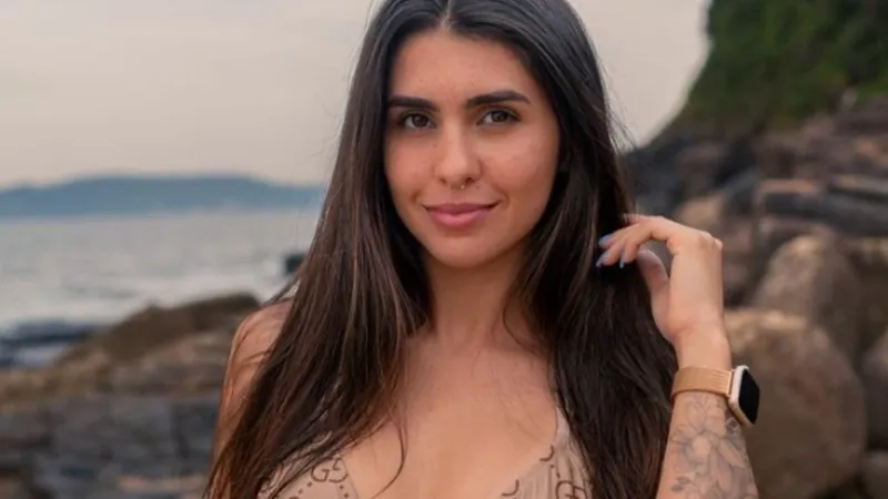 Saiba quem é Sabrina Saraiva, modelo que ganhou o prêmio de vagina mais bonita do Brasil