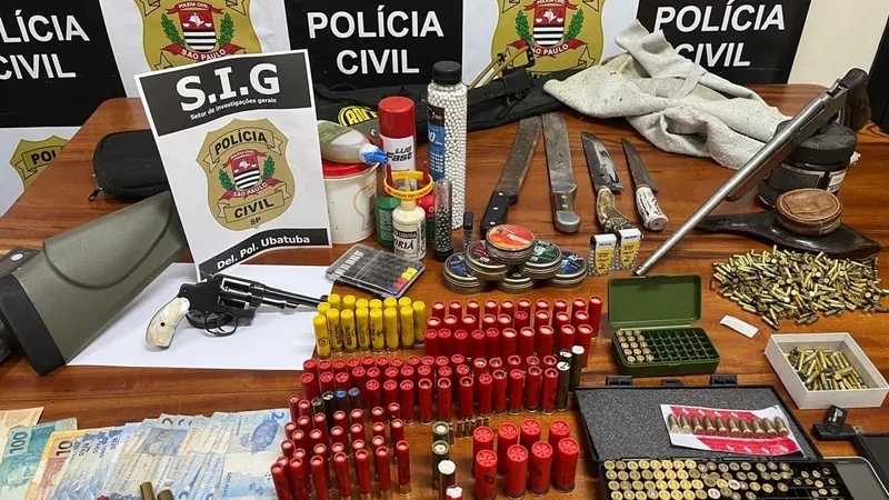 Homem é preso e armas são apreendidas durante operação policial em Ubatuba